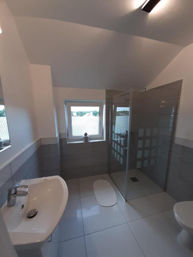 Azyl Hotel Legnica Kültér fotó