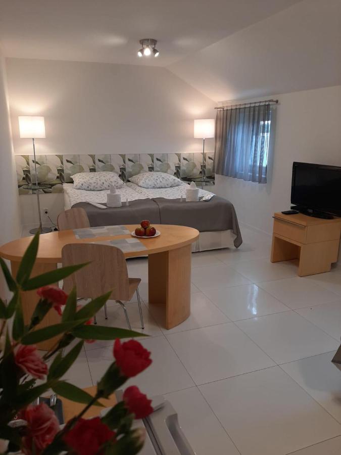 Azyl Hotel Legnica Kültér fotó