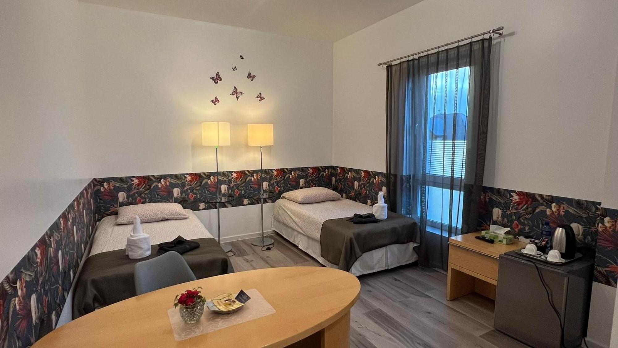 Azyl Hotel Legnica Kültér fotó
