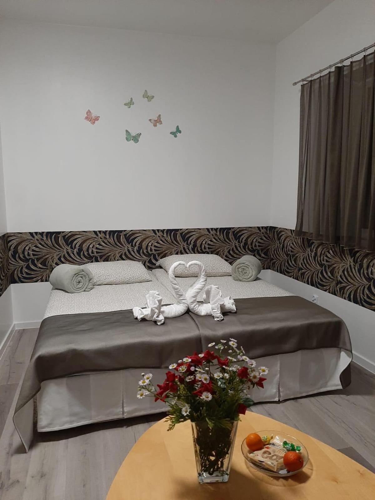 Azyl Hotel Legnica Kültér fotó