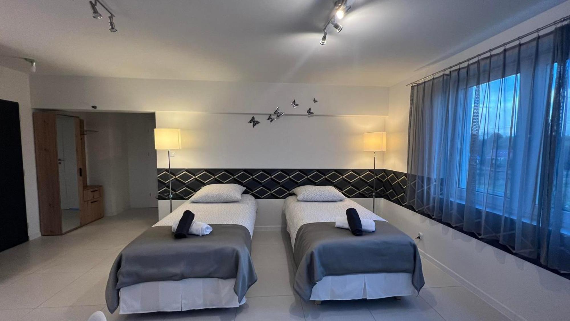 Azyl Hotel Legnica Kültér fotó