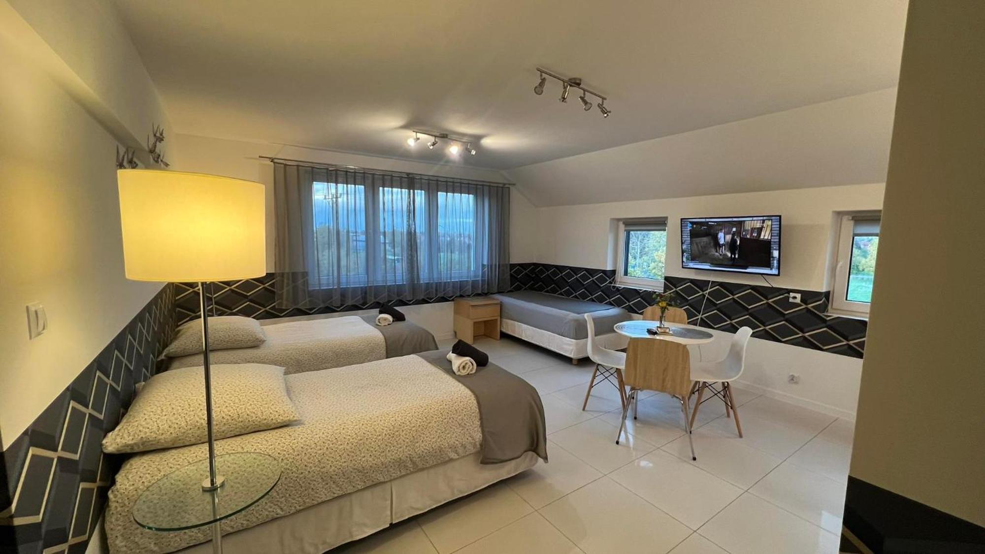 Azyl Hotel Legnica Kültér fotó