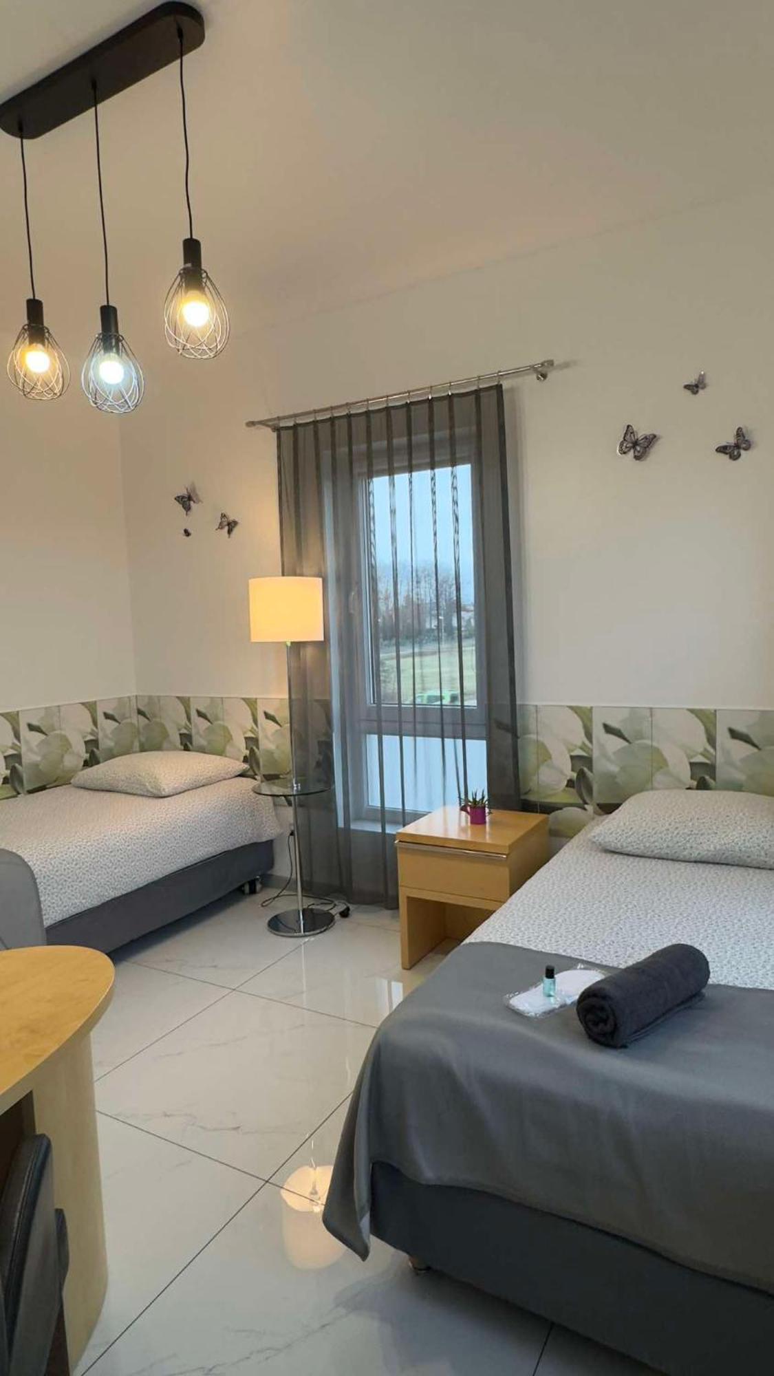 Azyl Hotel Legnica Kültér fotó