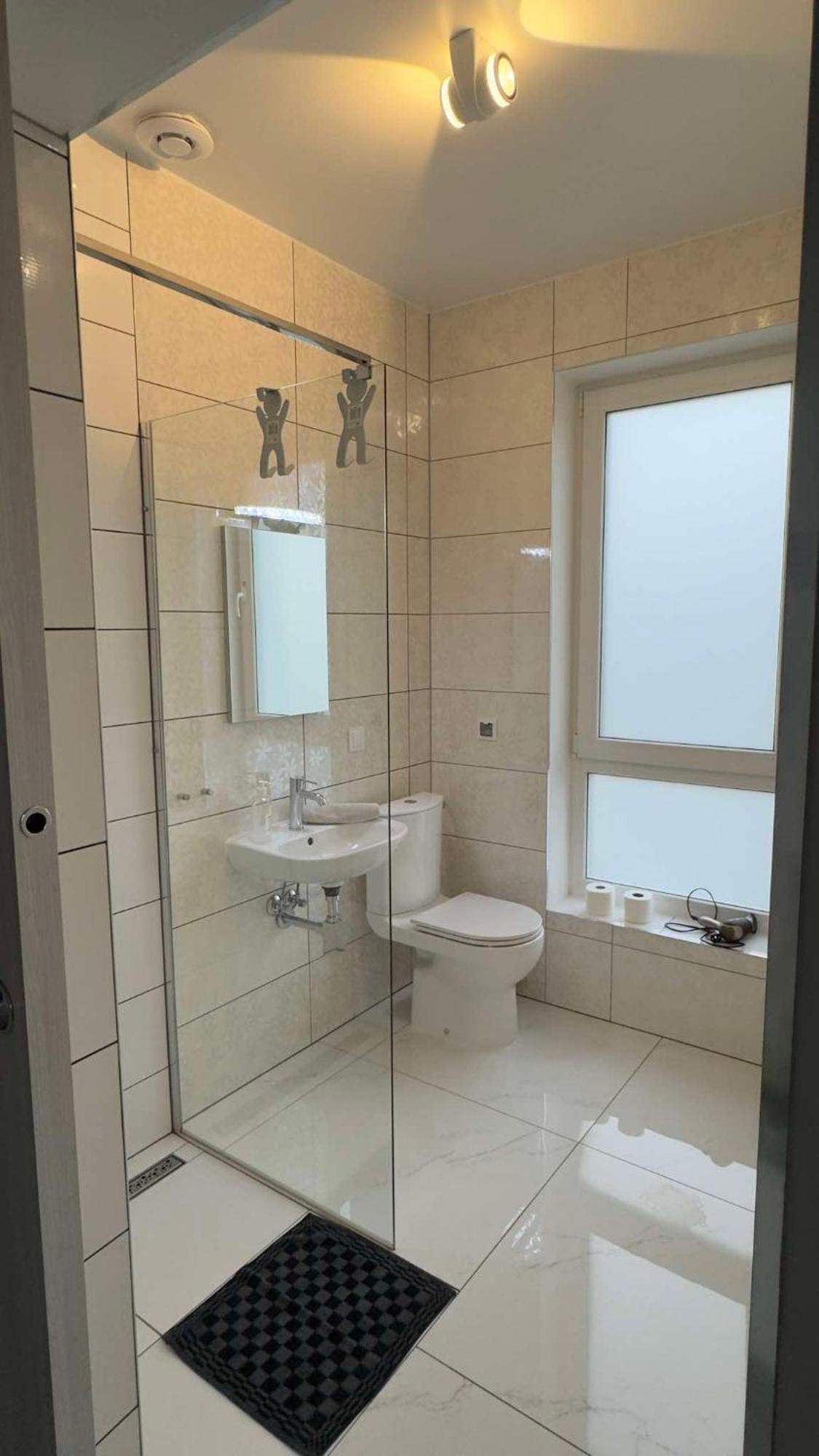 Azyl Hotel Legnica Kültér fotó