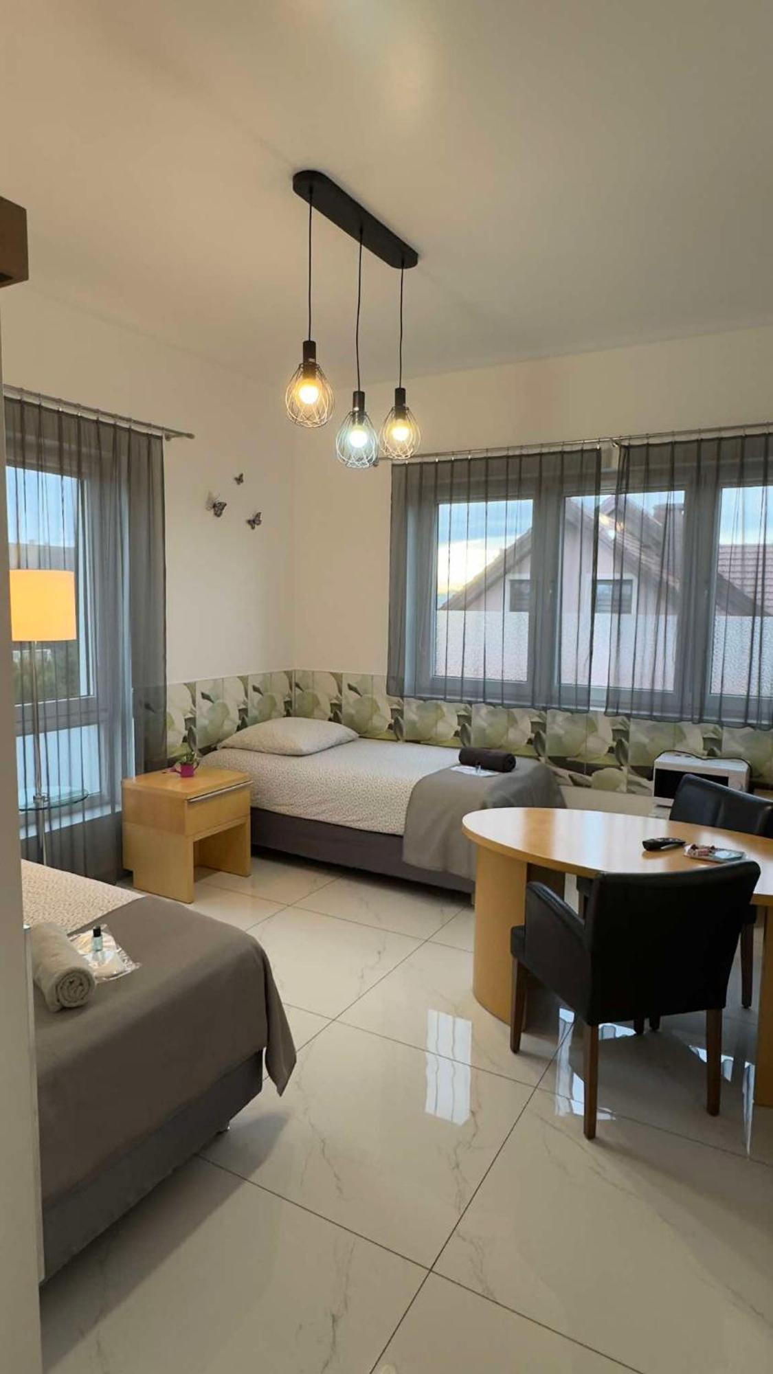 Azyl Hotel Legnica Kültér fotó